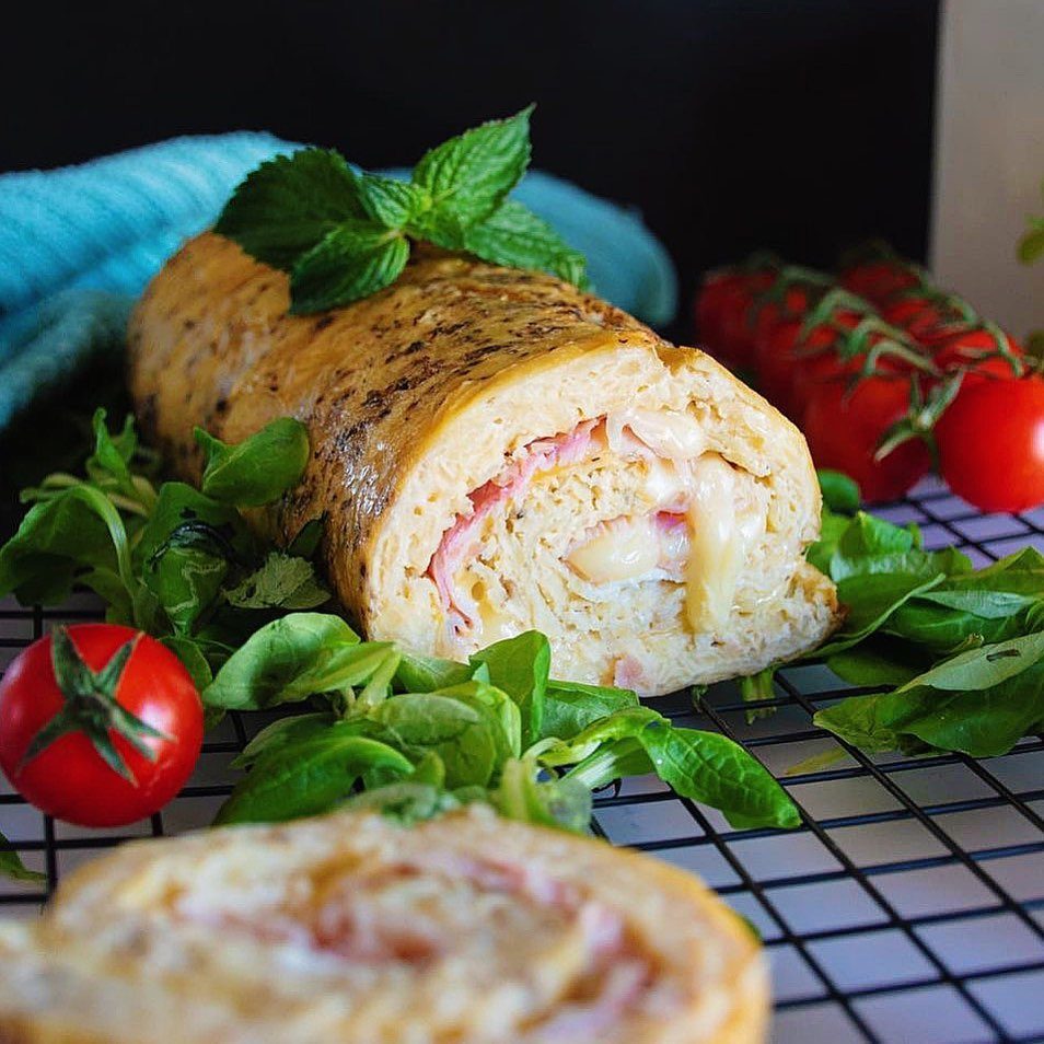 ROLLO DE TORTILLA CON JAMÓN Y QUESO