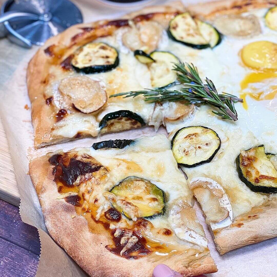 PIZZA BLANCA CON CALABACÍN